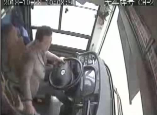 Cina, muoiono 13 persone per una rissa su un autobus